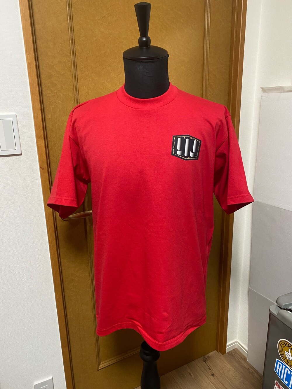 「おしゃれさんと繋がりたい、休日コーデ、シンプルコーデ、春コーデ、大人カジュアル」｜「proofofgoldのアイテム（Tシャツ/カットソー、レッド系）」を使った、proofofgoldさん（メンズ・171cm）の春コーディネートの1枚目の写真