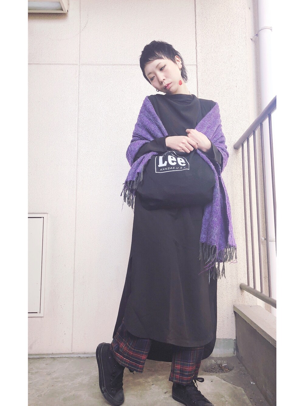 ブラック系のトートバッグ、ブラック系のスニーカー、レッド系のその他パンツを着用したレディースの冬コーディネートの1枚目の写真