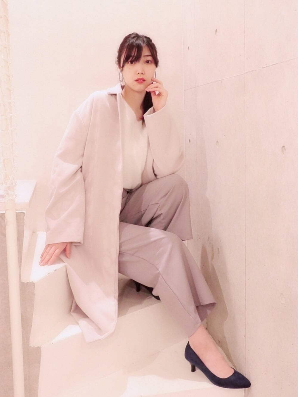 Vネックシャギーニットトップスを使った人気ファッション