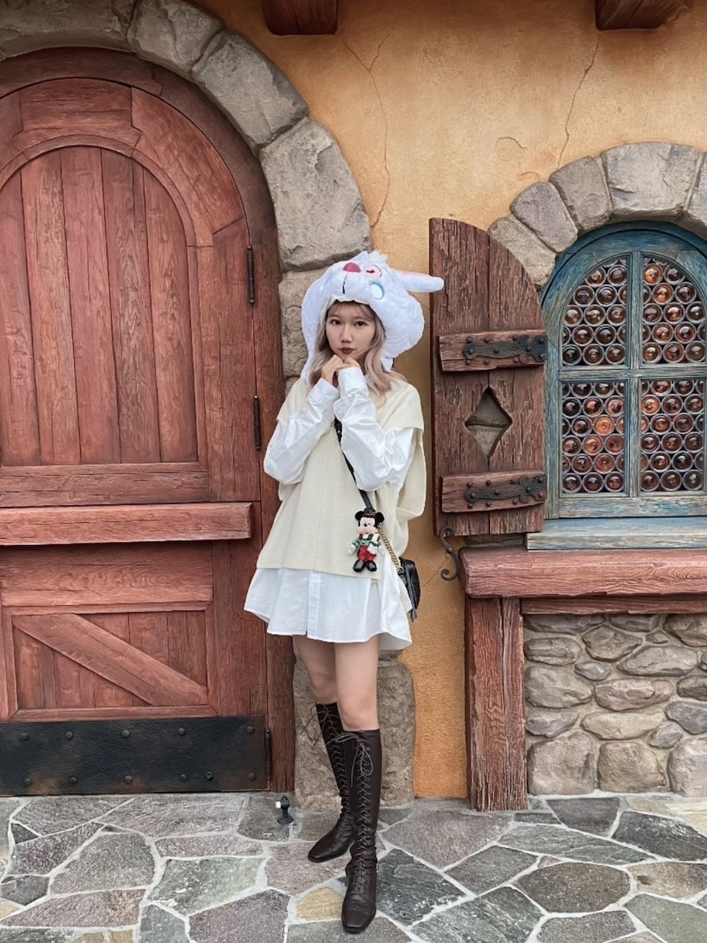 「大人カジュアル、春コーデ、オールホワイトコーデ、オールホワイト、ディズニー、ディズニーコーデ」｜「FRAY I.Dのラムウールベスト（ニット/セーター、ホワイト系）」を使った、ナギさん（レディース・164cm）の春コーディネートの1枚目の写真