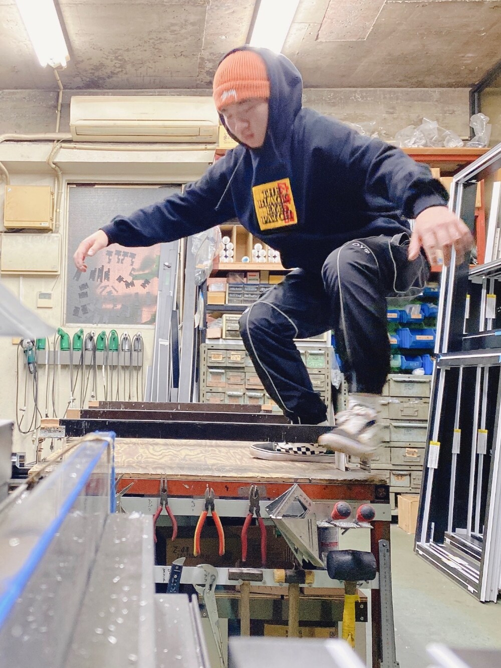 「OYのリフレクターパイプカーゴパンツ（カーゴパンツ、ブラック系）」を使った、takasuさん（メンズ・167cm）の冬コーディネートの1枚目の写真