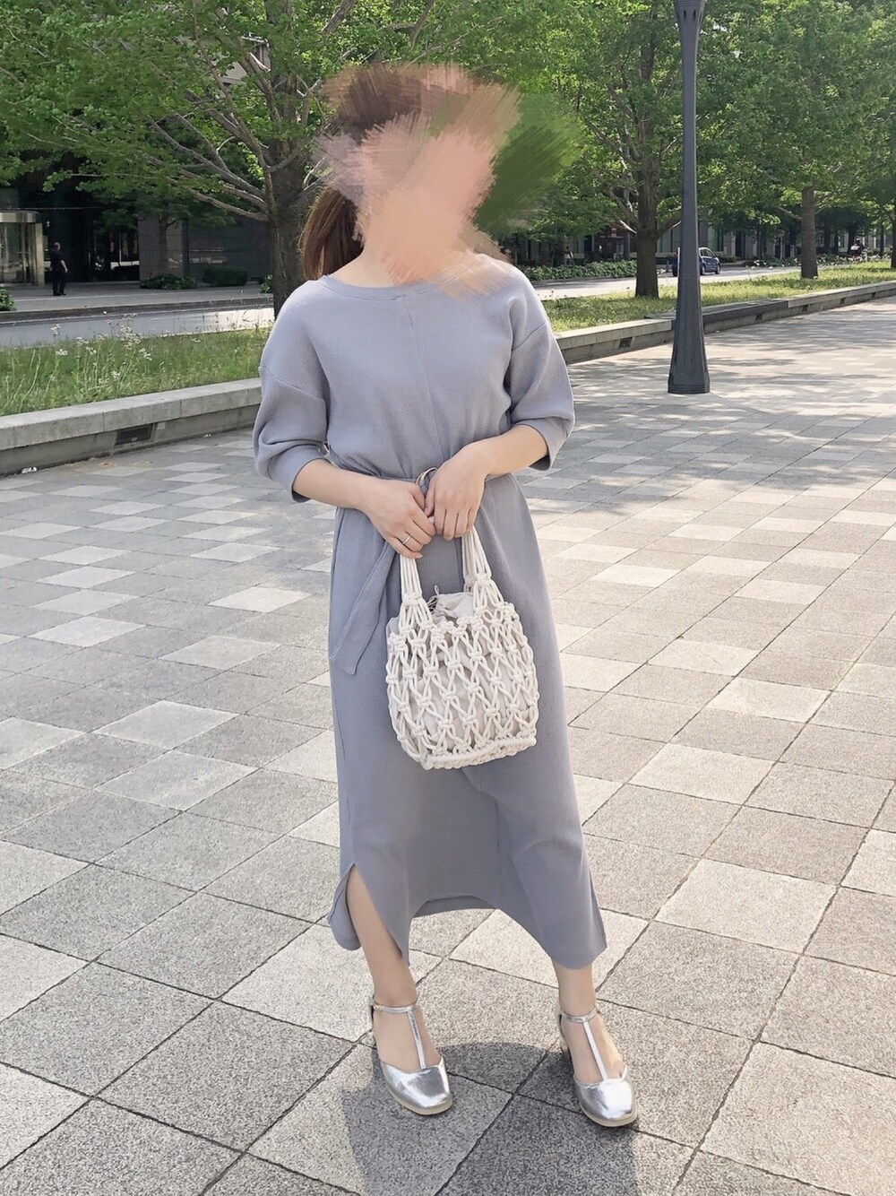 ブルー系のワンピース、ホワイト系のショルダーバッグ、シルバー系のパンプスを着用したレディースの春コーディネートの1枚目の写真