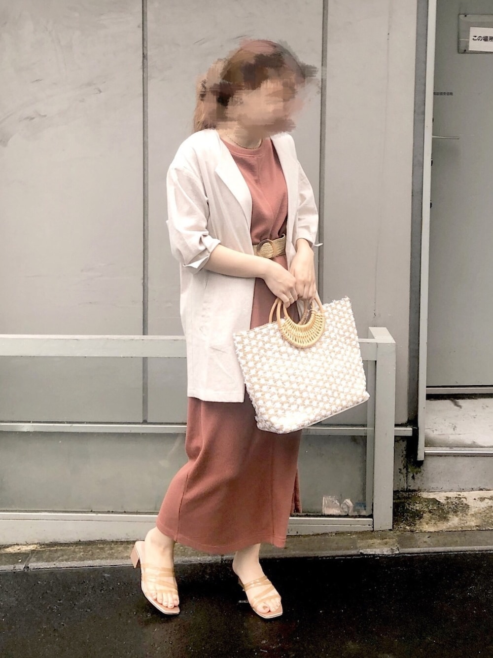 レッド系のワンピース、ベージュ系のサンダル、ベージュ系のテーラードジャケットを着用したレディースの春コーディネートの1枚目の写真