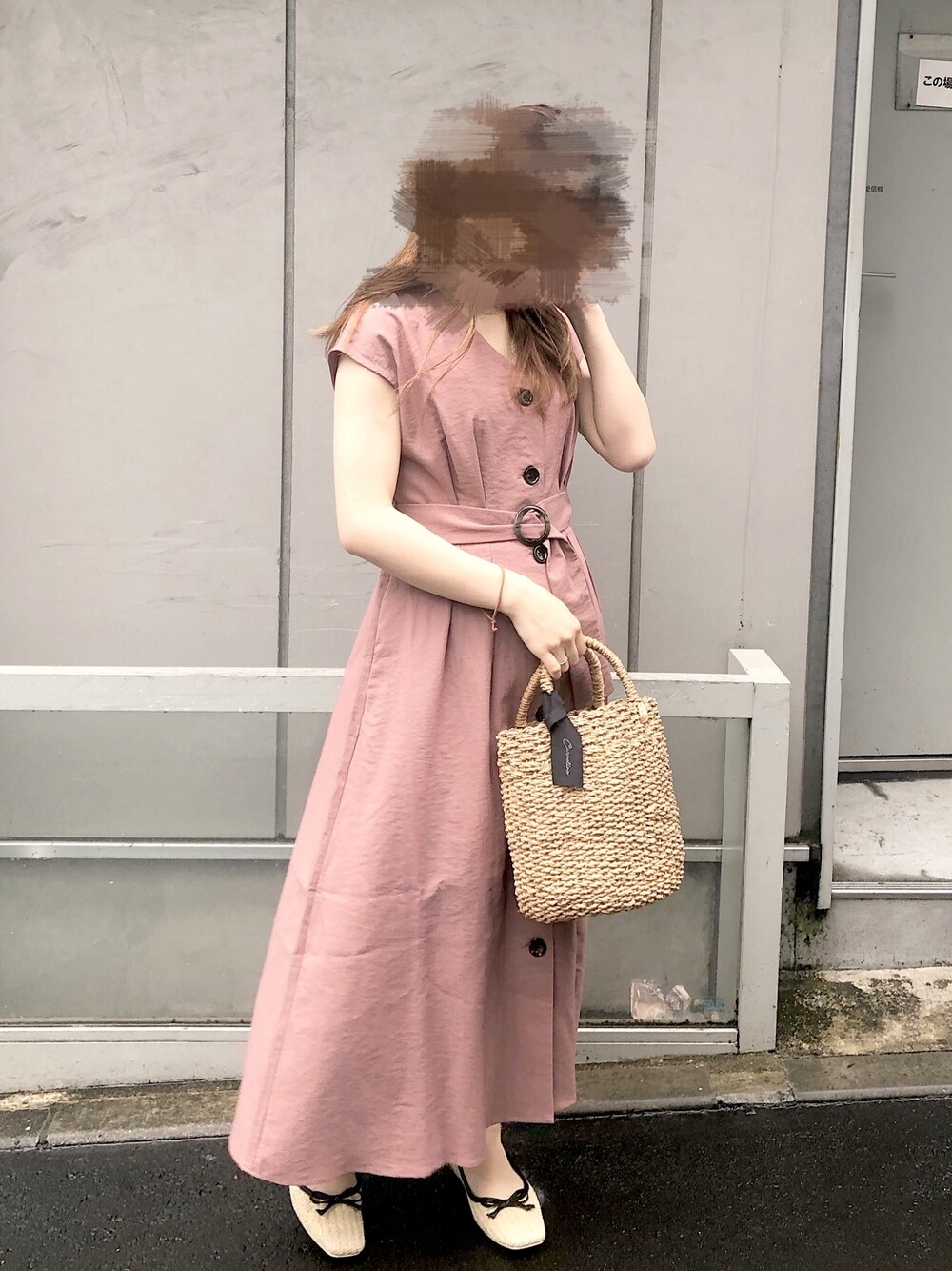 ブラウン系のワンピース、ベージュ系のショルダーバッグ、ベージュ系のバレエシューズを着用したレディースの春コーディネートの1枚目の写真