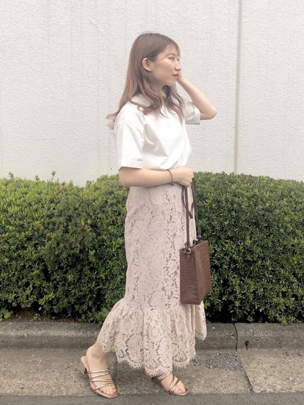 ホワイト系のTシャツ/カットソー、ホワイト系のスカート、ブラウン系のショルダーバッグを着用したレディースの夏コーディネートの1枚目の写真