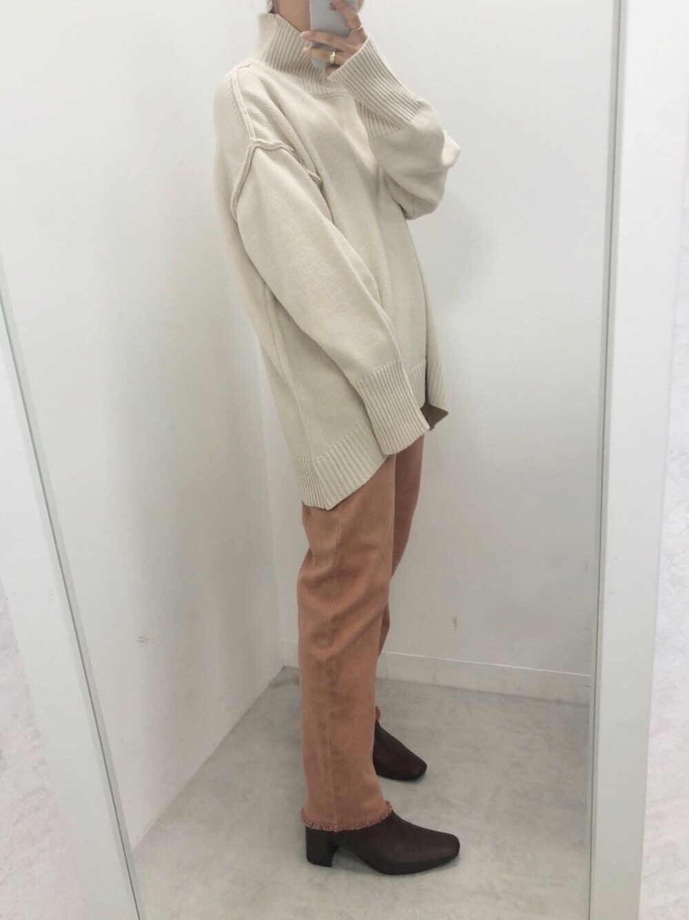 ホワイト系のニット/セーター、オレンジ系のその他パンツ、ブラウン系のブーツを着用したレディースの秋コーディネートの1枚目の写真