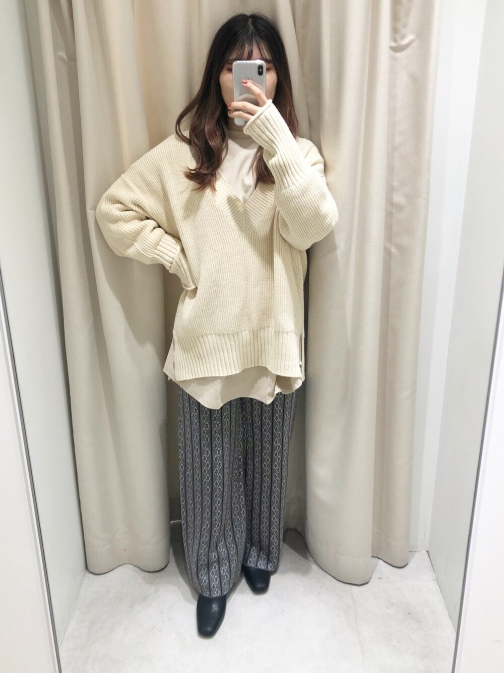 ホワイト系のニット/セーター、ホワイト系のTシャツ/カットソー、ブルー系のその他パンツを着用したレディースの冬コーディネートの1枚目の写真