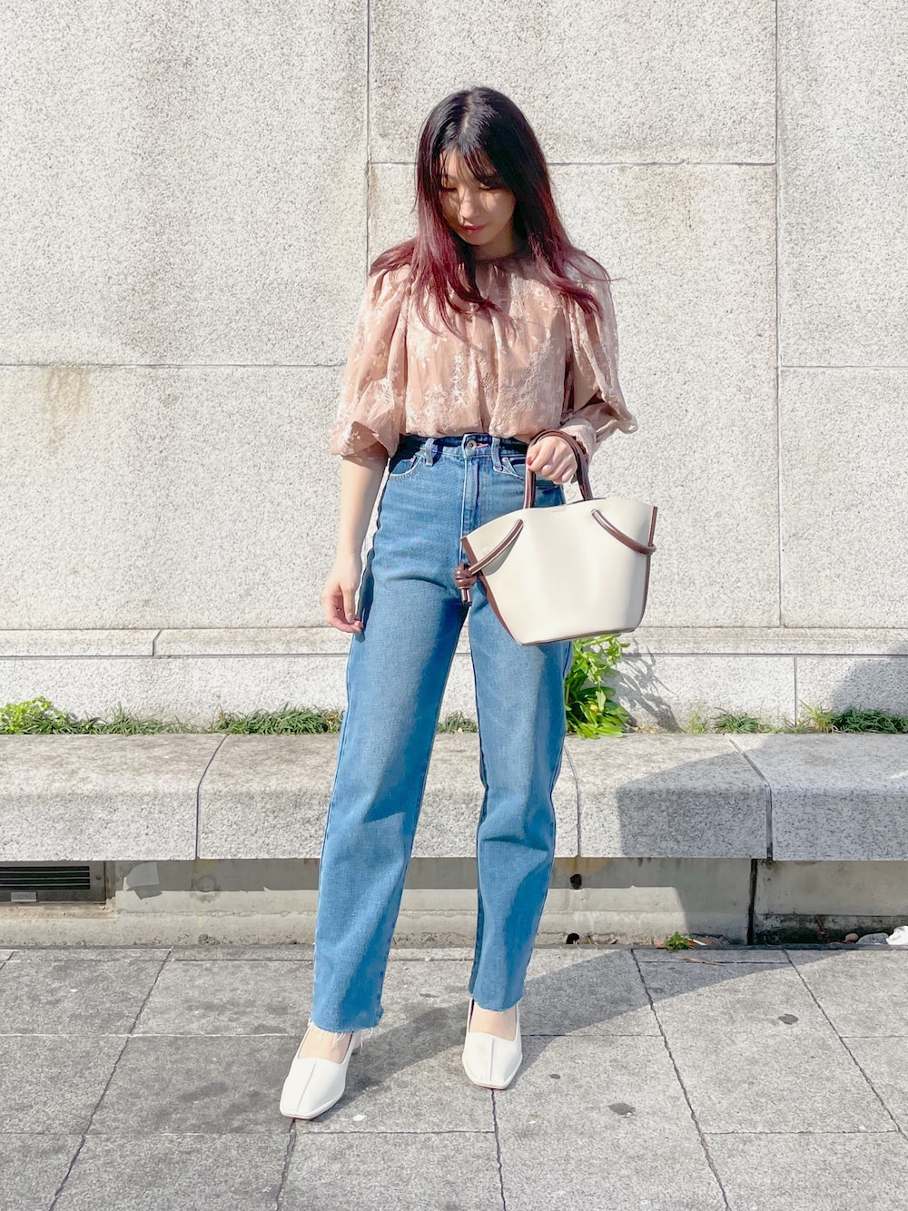 オレンジ系のシャツ/ブラウス、ブルー系のデニムパンツ、ホワイト系のパンプスを着用したレディースの春コーディネートの1枚目の写真