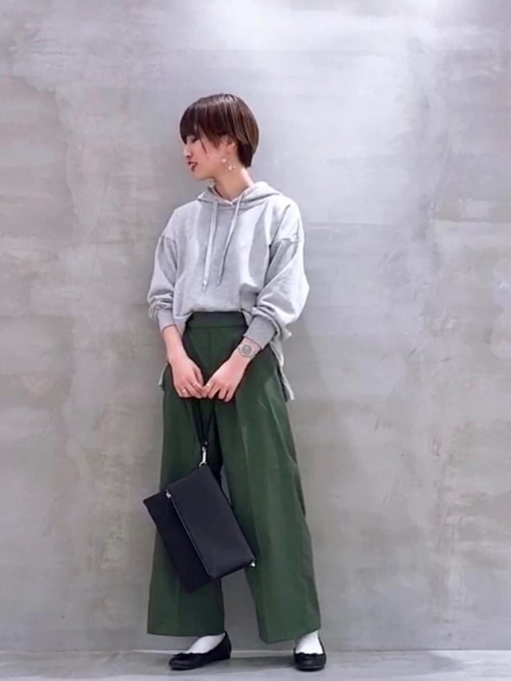 「春コーデ、カジュアル、オトナカジュアル、オトナ女子、シンプル、パーカー、ワイドパンツ、パンプス、THESHOPTK、THE SHOP TK」｜「THE SHOP TK の裏毛フーディーパーカー（パーカー、グレー系）」を使った、omaさん（レディース・163cm）の春コーディネートの1枚目の写真