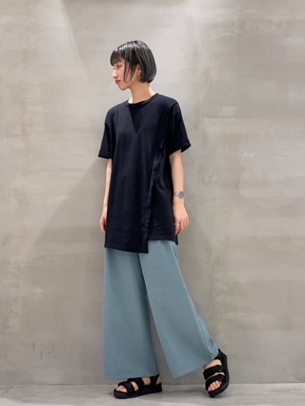 「リラックススタイル、夏だ！Tシャツ着よう！、ビックシルエット、リネンパンツ、アシンメトリー、スポーツミックス、スポーツサンダル、THESHOPTK、THE SHOP TK」｜「THE SHOP TK のナナメ切り替えデザインチュニック（チュニック、ブラック系）」を使った、omaさん（レディース・163cm）の夏コーディネートの1枚目の写真