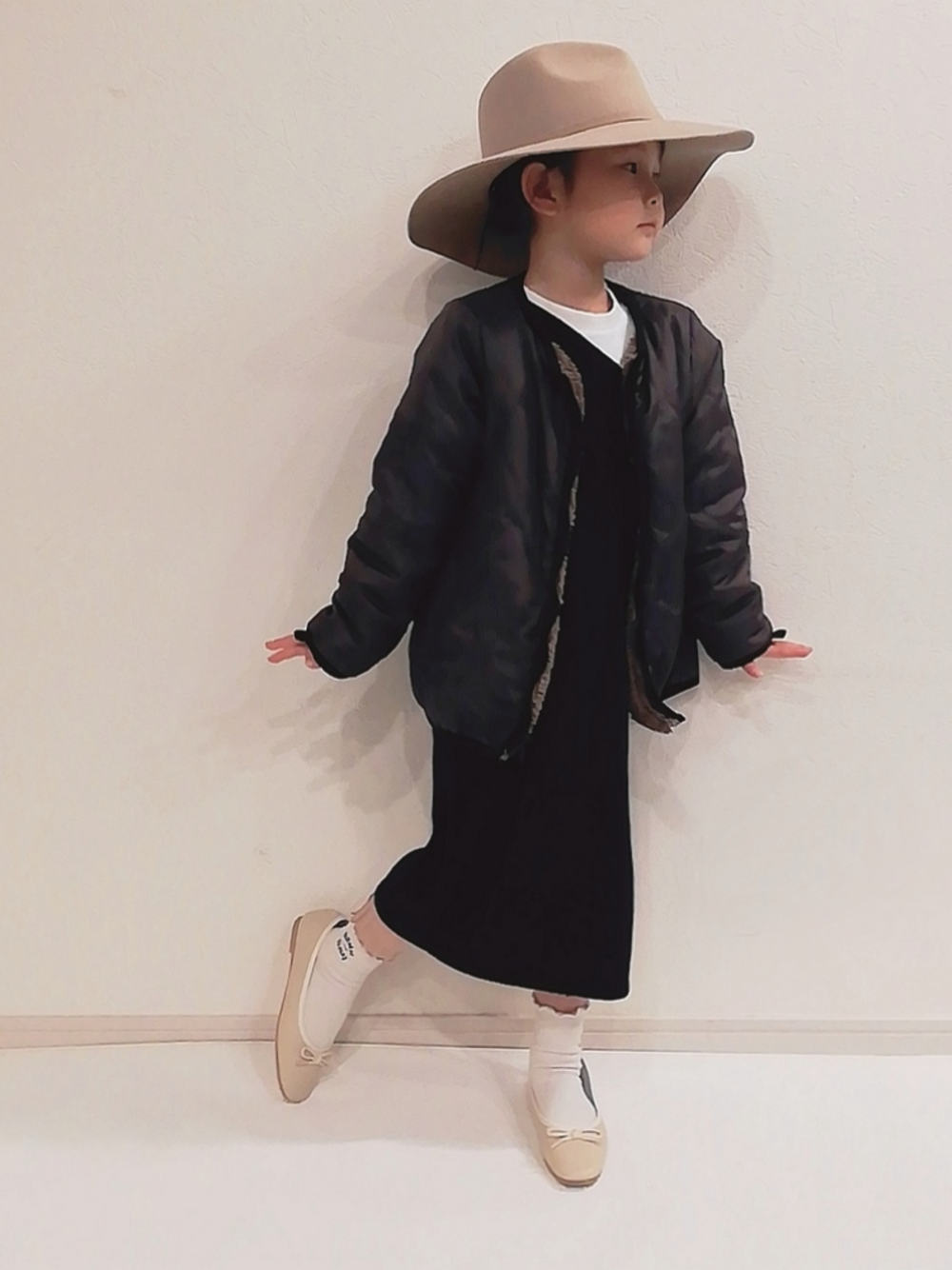 「ブラウン色に染まれ、キッズコーデ、カジュアル、ワンピース、ハット、ボアフリース、帽子、おしゃれさんと繋がりたい、ootd、女の子」｜「CIAOPANIC TYPYの【ママとおそろい】フェルトHAT（ハット、ベージュ系）」を使った、⍥⃝🆈🆄🆈🆄🅰⍢⃝さん（キッズ・110cm）の冬コーディネートの1枚目の写真