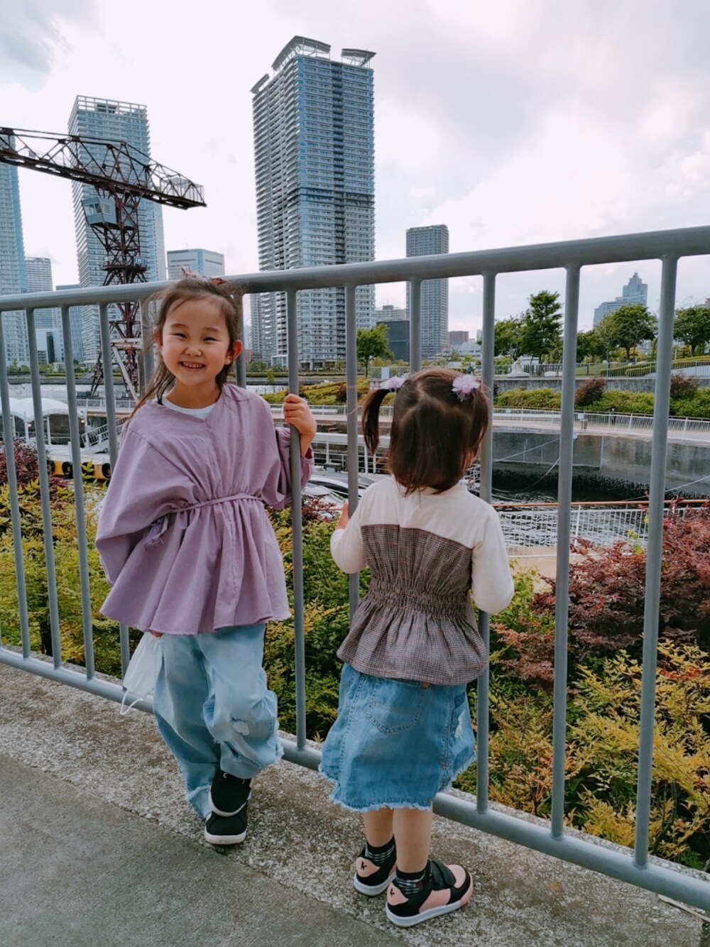 「休日スタイル、爽やかコーデ、夏コーデ、ワイドデニム、プチプラコーデ、リラックススタイル、大人カジュアル、デニムスカート、シャツコーデ、今日のコーデ」｜「Birthdayのアイテム（トップス、パープル系）」を使った、⍥⃝🆈🆄🆈🆄🅰⍢⃝さん（キッズ・120cm）の春コーディネートの1枚目の写真