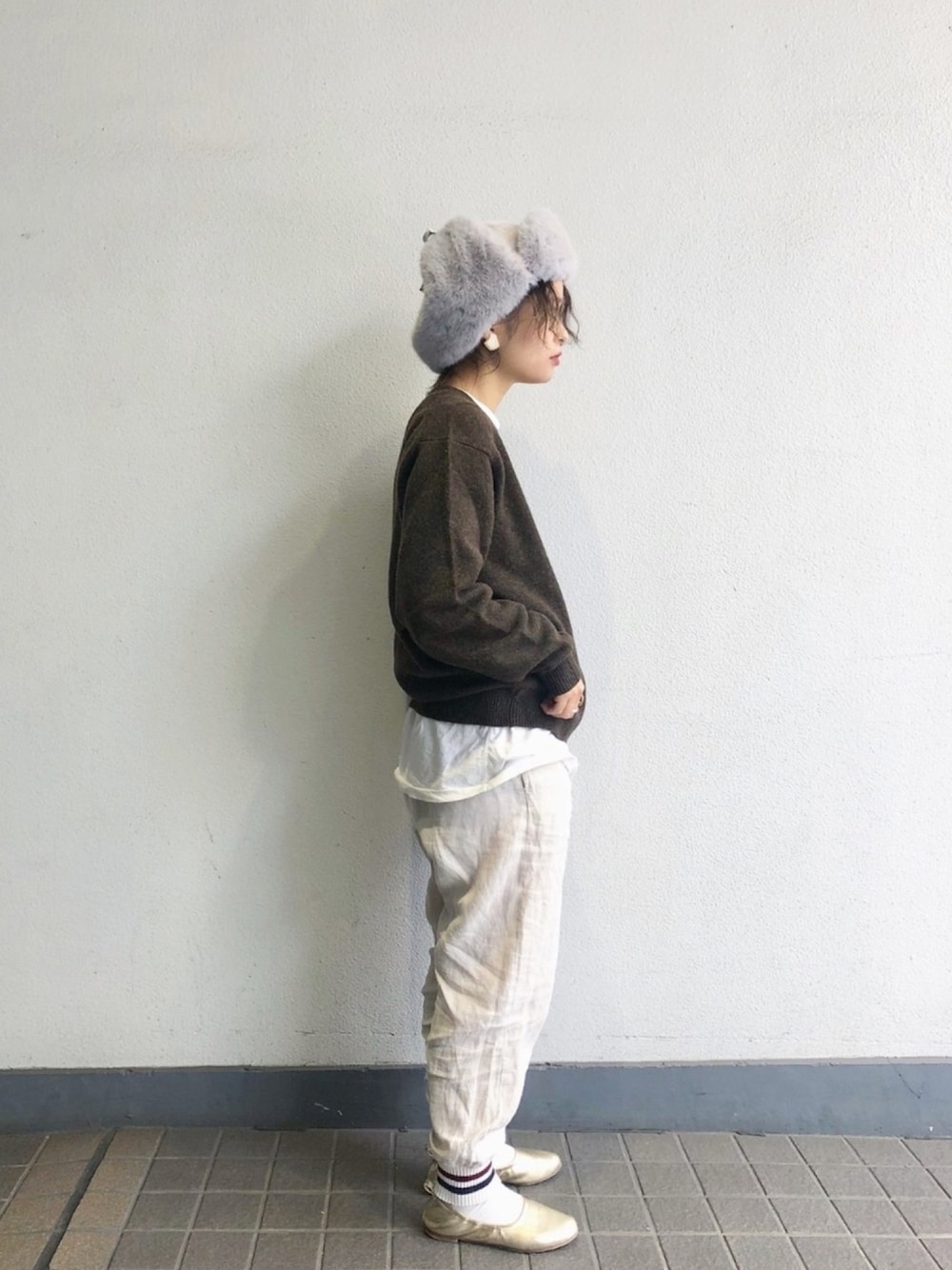 グレー系のキャップを着用したレディースの冬コーディネートの1枚目の写真