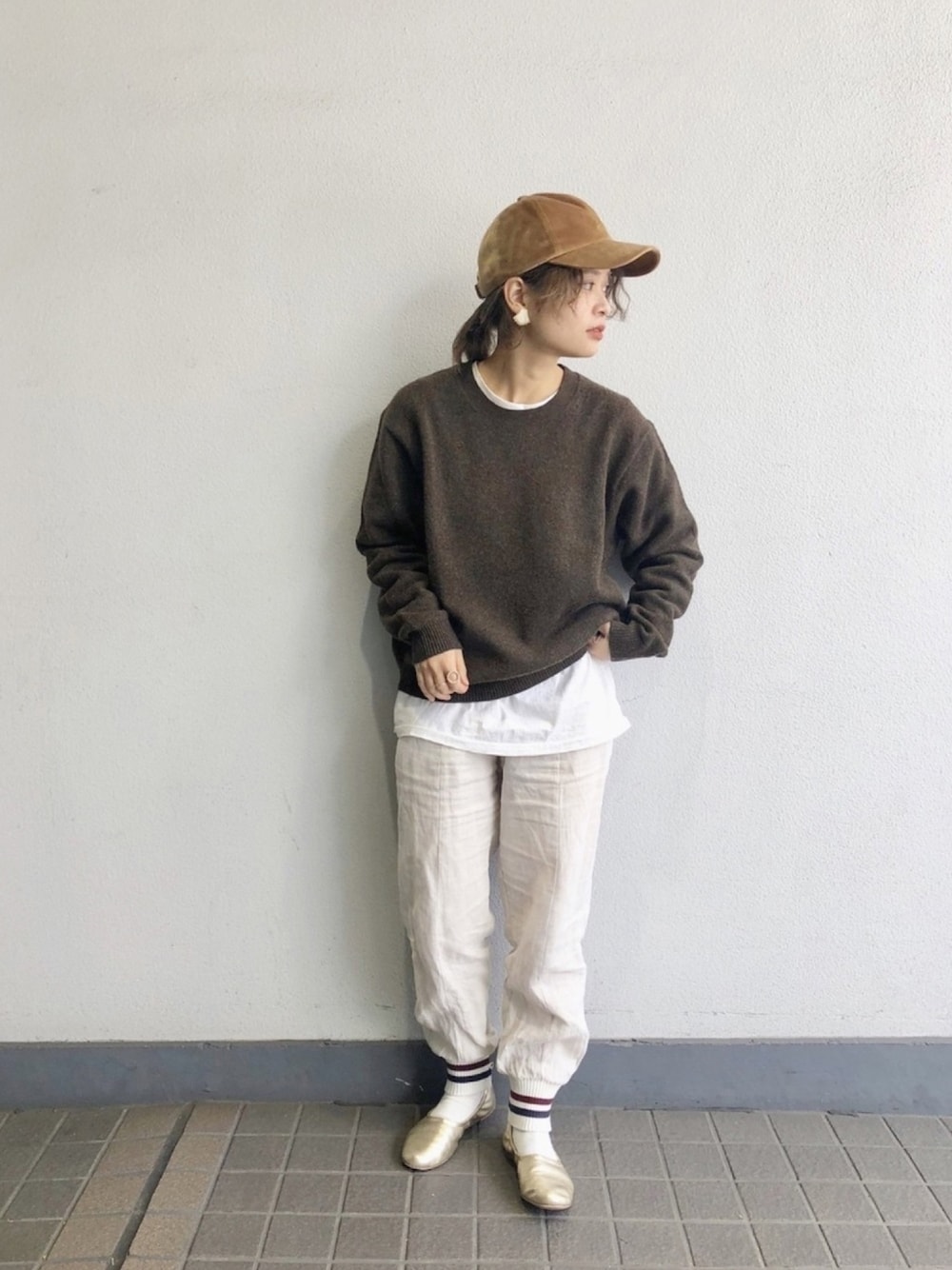 「ブラウン色に染まれ、カオリノモリ、カオリノモリSTAFF、キャップコーデ、キャップ、ブラウンニット、ワントーンコーデ、レイヤードスタイル、リネンパンツ、パンプス」｜「kaorinomoriの【カオリノモリ】ノエムキャップ（キャップ、ベージュ系）」を使った、muro☺︎さん（レディース・150cm）の冬コーディネートの1枚目の写真
