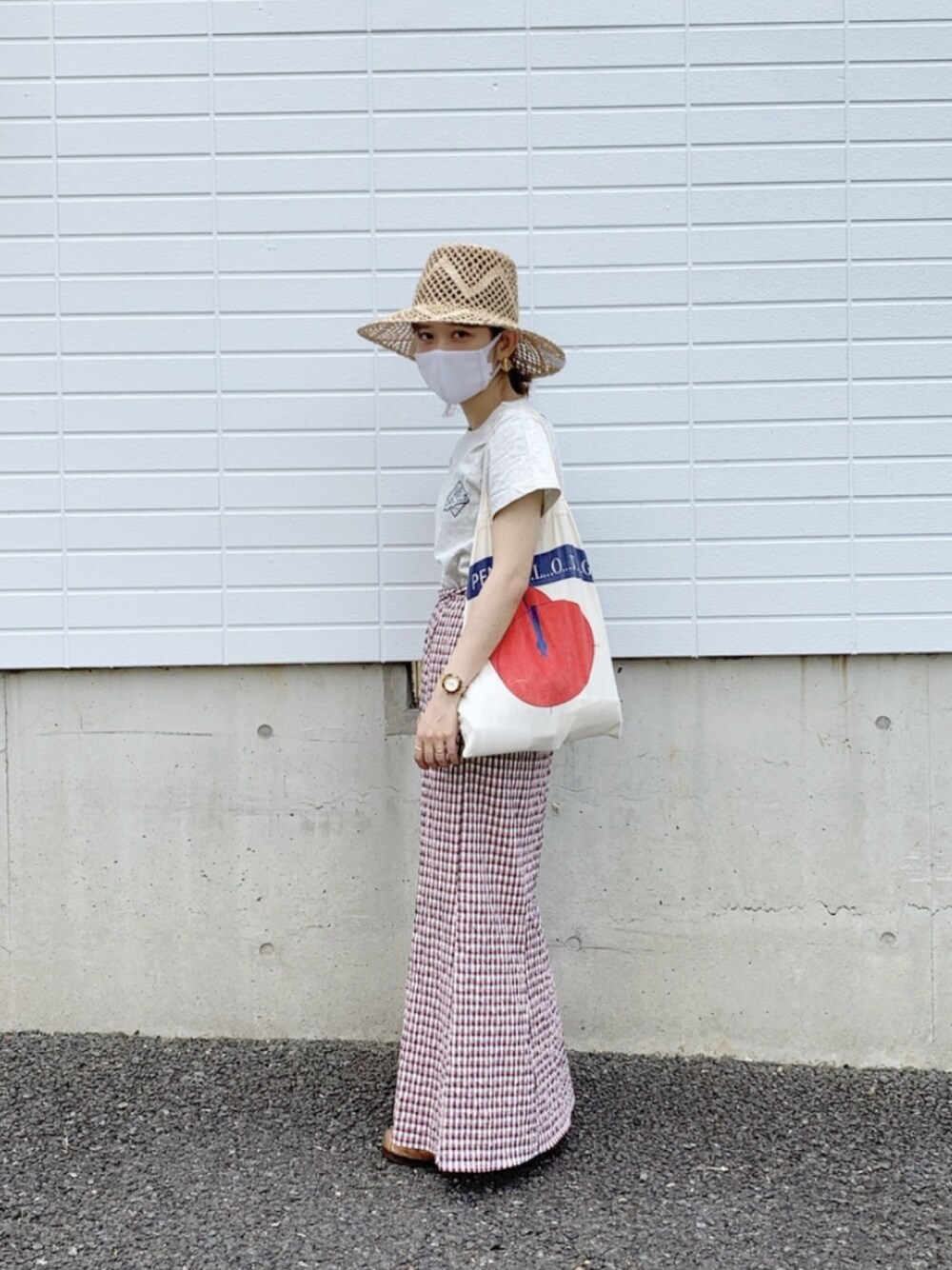 「ハット、夏コーデ、Tシャツ、シンプル、チェック、エコバッグ、カオリノモリ、カオリノモリSTAFF、低身長、サンダルコーデ」｜「La Maison de LyllisのLa Maison de Lyllis(ラ メゾン ド リリス)  VAUCHO バウチョ　ハット（ハット、ベージュ系）」を使った、muro☺︎さん（レディース・150cm）の夏コーディネートの1枚目の写真