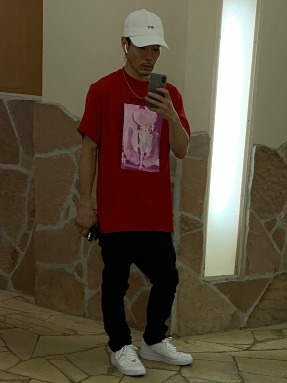 「supreme、ディッキーズ(Dickies)、NIKE、白スニーカー、シンプルコーデ、キャップ、シュプリーム、エアフォースワン、黒パンツ、三代目JSB」｜「NIKEのナイキ エア フォース 1 LOW 07 メンズシューズ（スニーカー、ホワイト系）」を使った、doraemonsterさん（メンズ・168cm）の秋コーディネートの1枚目の写真