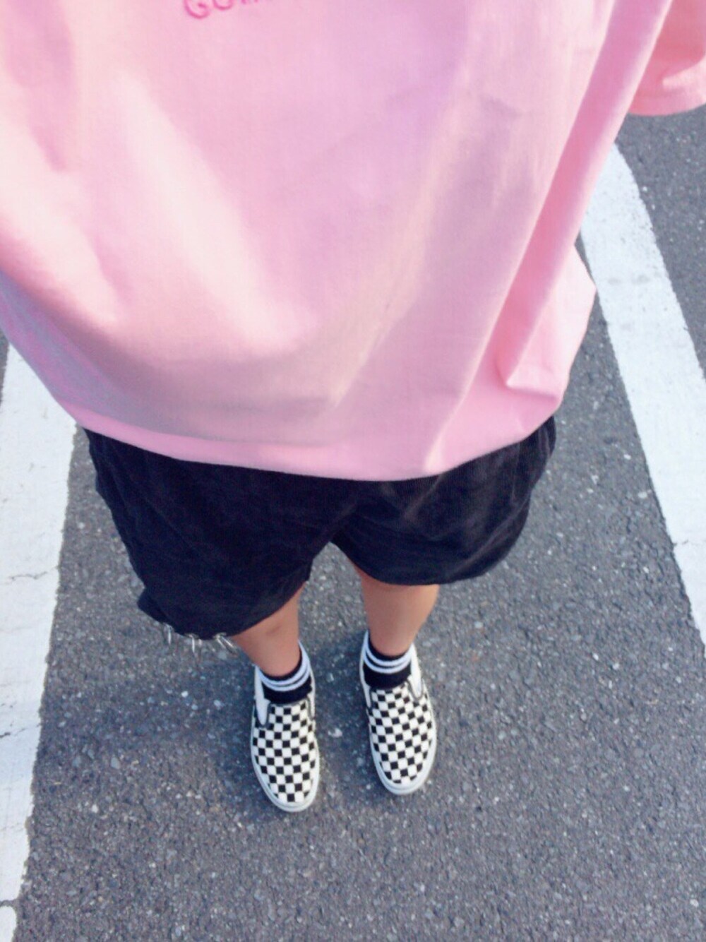 「韓国ファッション、ラクチンコーデ、outfit、ラフ、黒×ピンク、ootd、ボーイッシュ、夏、プチプラ」｜「韓国のアイテム（Tシャツ/カットソー、ピンク系）」を使った、ayumuさん（レディース・156cm）の夏コーディネートの1枚目の写真