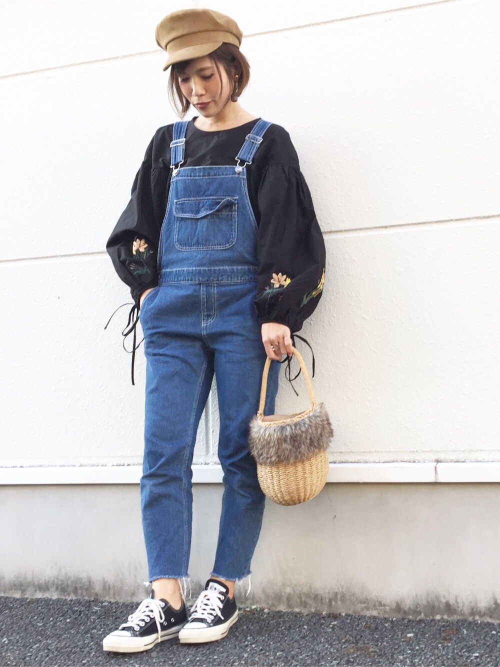 ブラック系のシャツ/ブラウス、ブルー系のサロペット/オーバーオール、ブラック系のスニーカーを着用したレディースの冬コーディネートの1枚目の写真