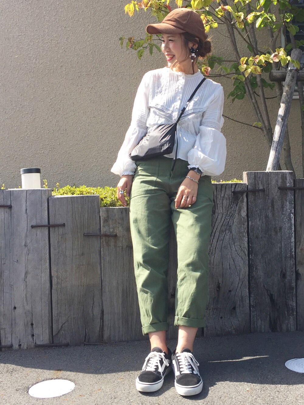 「カジュアル、秋色、秋のコーデ、GU、休日スタイル、コンバース、converse、キャップ、サコッシュ、カーキパンツ」｜「Another Editionのレーステープブラウス/ AEMFC  LACE TAPE BLUS（シャツ/ブラウス、ホワイト系）」を使った、𝕂𝔼𝕀𝕂𝕆さん（レディース・160cm）の秋コーディネートの1枚目の写真