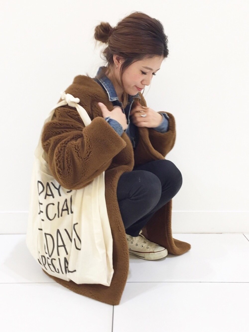 「休日スタイル、GU、ビッグシルエット、雨の日コーデ、黒スキニー、ファーコート、もこもこ、converse、デニムジャケット、ハイカットスニーカー」｜「JEANASISのノーカラーコート/736890（その他アウター、ブラウン系）」を使った、𝕂𝔼𝕀𝕂𝕆さん（レディース・160cm）の秋コーディネートの1枚目の写真