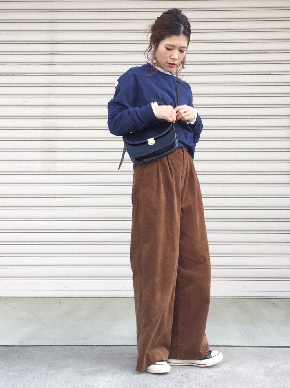 ブルー系のスウェット、ホワイト系のシャツ/ブラウス、ブラウン系のその他パンツを着用したレディースの冬コーディネートの1枚目の写真