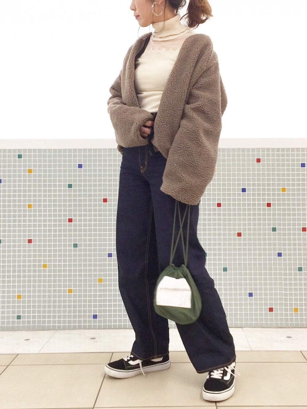 「ボアジャケット、レース、レーストップス、タートルネックニット、ワイドパンツ、ハイウエスト、converse、巾着バッグ、MA-1、シースルー」｜「titivateの【ZOZO先行販売】ﾘﾊﾞｰｼﾌﾞﾙﾎﾞｱﾌﾞﾙｿﾞﾝ（ブルゾン、ブラウン系）」を使った、𝕂𝔼𝕀𝕂𝕆さん（レディース・160cm）の冬コーディネートの1枚目の写真