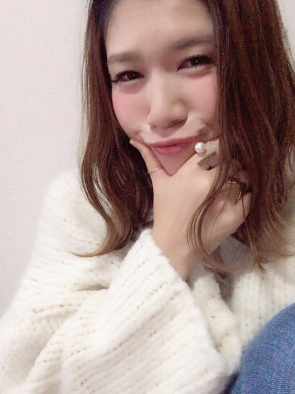 「sponsored、ぶにゅポーズ、赤リップ、資生堂、インテグレート、integrate、白ニット、ざっくりニット、オトナ女子、冬コーデ」｜「INTEGRATEのインテグレート　ボリュームバームリップ　Ｎ　RD383　レッド系（口紅/リップティント/グロス、レッド系）」を使った、𝕂𝔼𝕀𝕂𝕆さん（レディース・160cm）の冬コーディネートの1枚目の写真