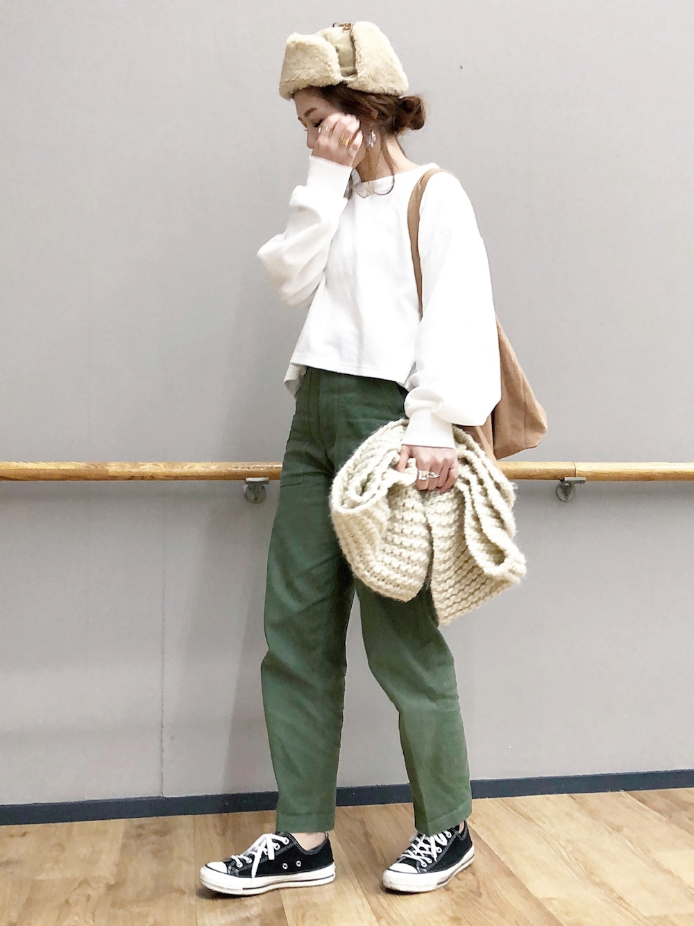 「フライトキャップ、パイロットキャップ、ボリューム袖、ベイカーパンツ、converse、トートバッグ、マフラー、白ニット、コンバース、ボア」｜「BEAUTY&YOUTH UNITED ARROWSの＜6(ROKU)＞DOUBLE FACE PULLOVER/ｶｯﾄｿｰ（Tシャツ/カットソー、ホワイト系）」を使った、𝕂𝔼𝕀𝕂𝕆さん（レディース・160cm）の冬コーディネートの1枚目の写真