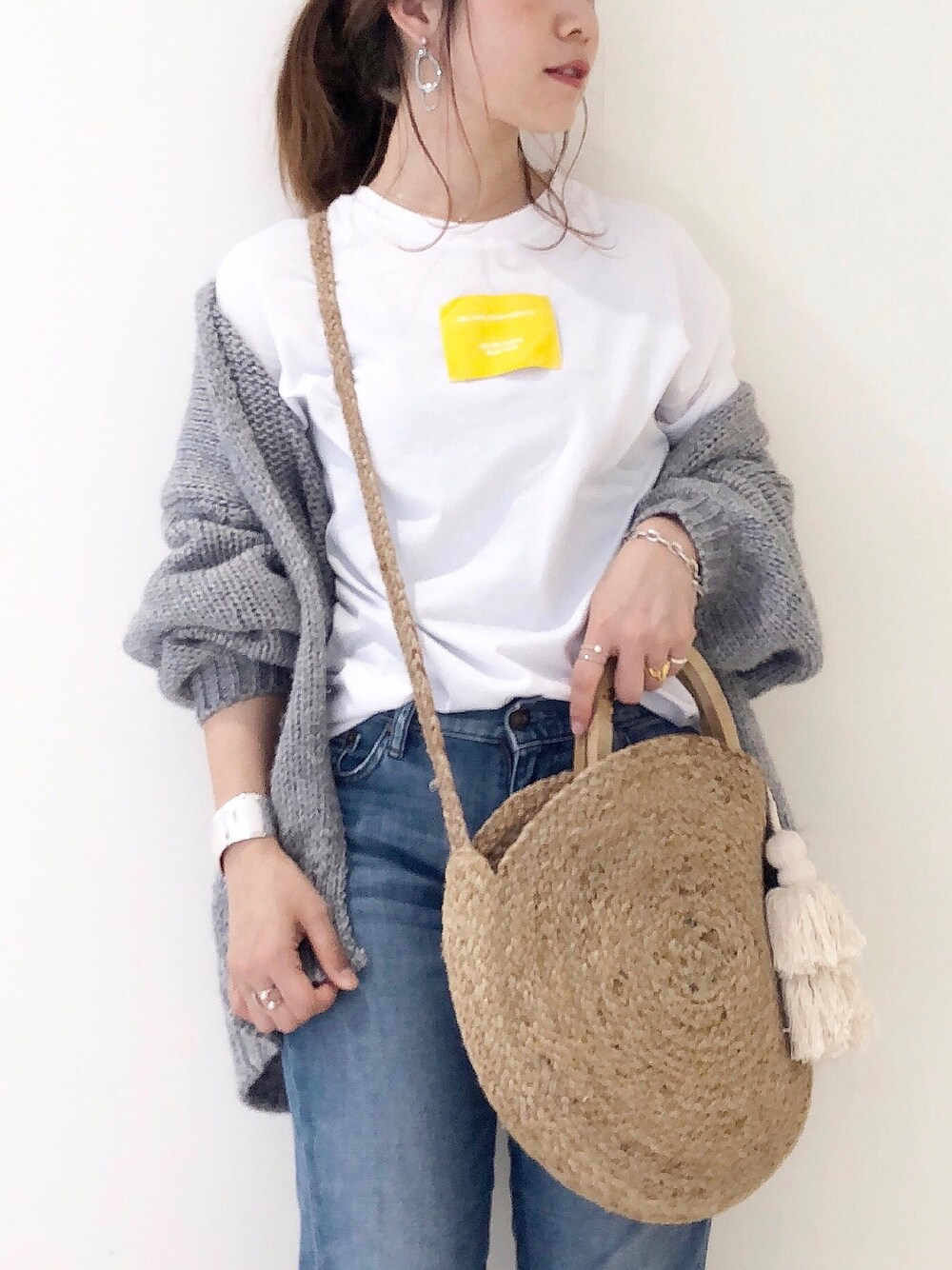 「ZARA、UNIQLO、ユニクロ、ザラジョ、かごバッグ、ショルダーバッグ、白Tシャツ、カーディガン、春コーデ、シンプルコーデ」｜「A part byの3GAWザックリカーディガン　768594 （カーディガン/ボレロ、グレー系）」を使った、𝕂𝔼𝕀𝕂𝕆さん（レディース・160cm）の春コーディネートの1枚目の写真