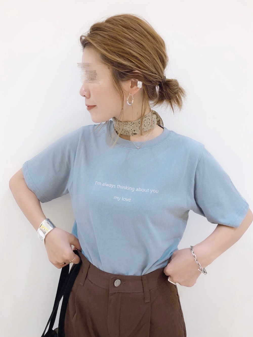 「dholic、くすみカラー、バンダナ、スカーフ、ロゴT、シルバーアクセサリー、秋コーデ、ブラウンコーデ、ブラウン」｜「DHOLICのmy love半袖Tシャツ（Tシャツ/カットソー、ブルー系）」を使った、𝕂𝔼𝕀𝕂𝕆さん（レディース・160cm）の秋コーディネートの1枚目の写真