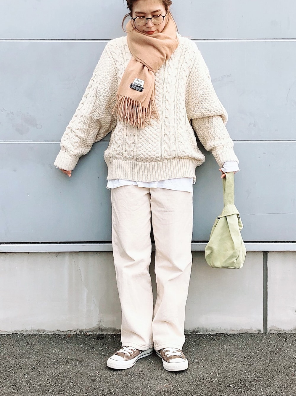「オールホワイト、ホワイトコーデ、めがね、メガネ女子、レイヤードスタイル、ホワイトパンツ、ホワイトデニム、白パンツ、ケーブルニット、マフラーぐるぐる」｜「CANAL JEANのvia j(ヴィアジェイ) クルーネックケーブルニット（ニット/セーター、ホワイト系）」を使った、𝕂𝔼𝕀𝕂𝕆さん（レディース・160cm）の冬コーディネートの1枚目の写真