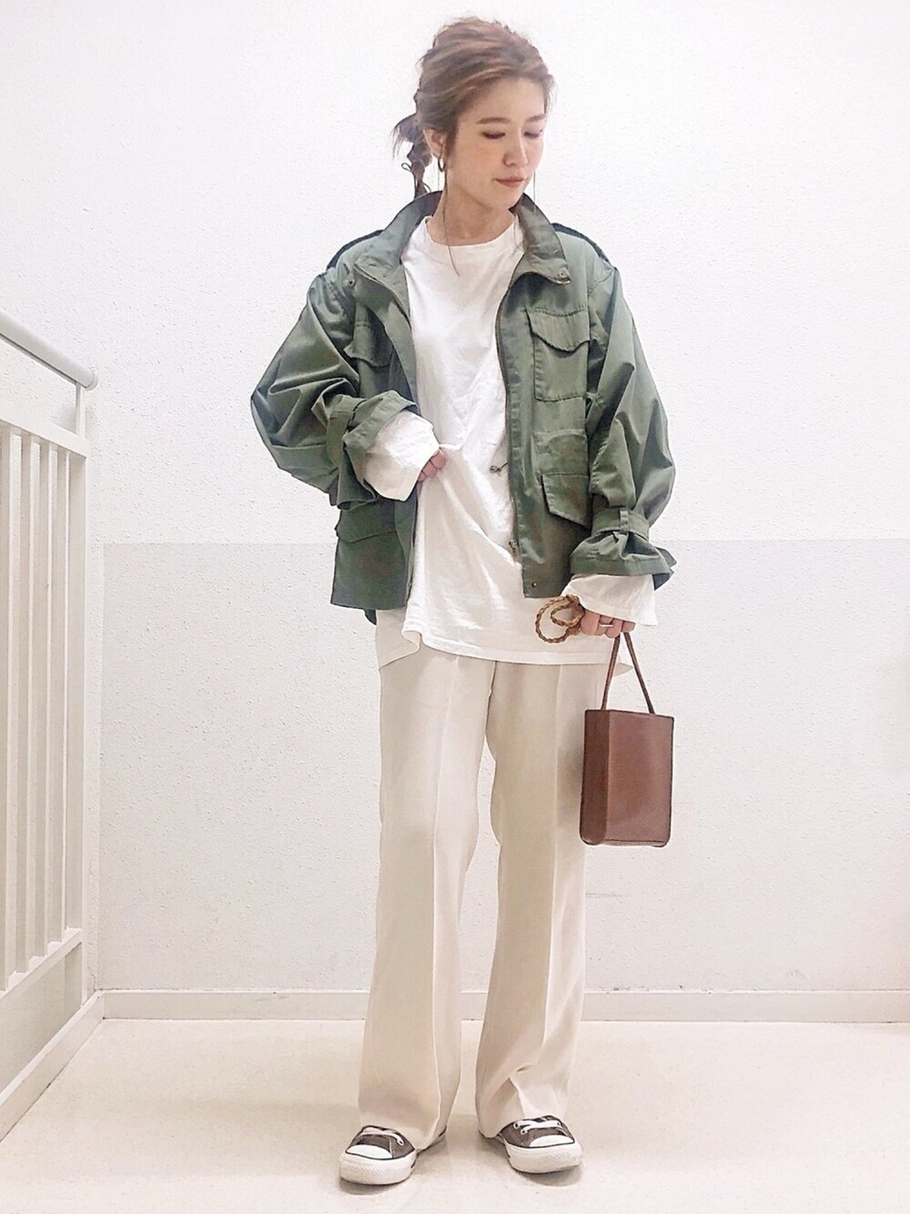 「ミリタリージャケット、白パンツ、ホワイトパンツ、スラックス、カラーパンツ、センタープレス、converse、シャツスタイル、オールホワイト、フレアパンツ」｜「recaの【zozotown限定】ビックキャンディ袖ミリタリージャケット（マウンテンパーカー、グリーン系）」を使った、𝕂𝔼𝕀𝕂𝕆さん（レディース・160cm）の春コーディネートの1枚目の写真