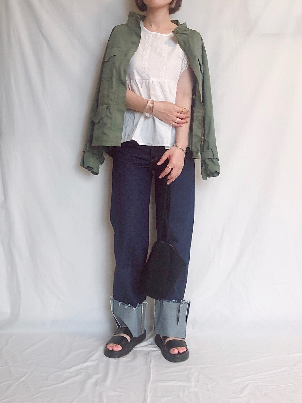 「Levi's、Dr.Martens、グルカサンダル、ミリタリージャケット、夏コーデ、カジュアルコーデ、ノースリーブ、ブラウス、ブラウス×デニム、fifth」｜「recaの【zozotown限定】ビックキャンディ袖ミリタリージャケット（マウンテンパーカー、グリーン系）」を使った、𝕂𝔼𝕀𝕂𝕆さん（レディース・160cm）の春コーディネートの1枚目の写真