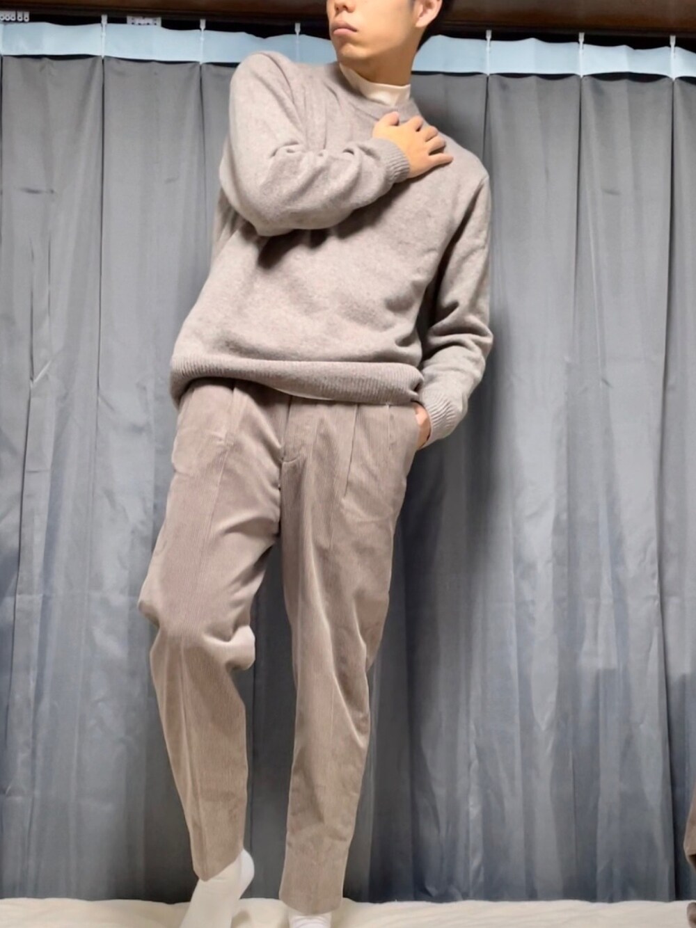 「ニット、タートルネック、コーデュロイ、レイヤードスタイル、スラックス、ワントーンコーデ、ベージュ、アースカラー、シンプル、春コーデ」｜「UNIQLOのアイテム（Tシャツ/カットソー、ベージュ系）」を使った、ariick5さん（メンズ・170cm）の冬コーディネートの1枚目の写真