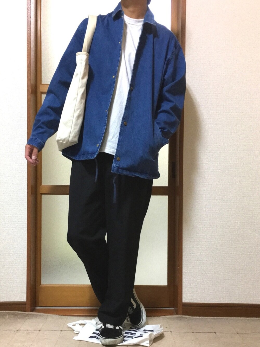 ブルー系のデニムジャケット、ブラック系のその他パンツを着用したメンズの夏コーディネートの1枚目の写真