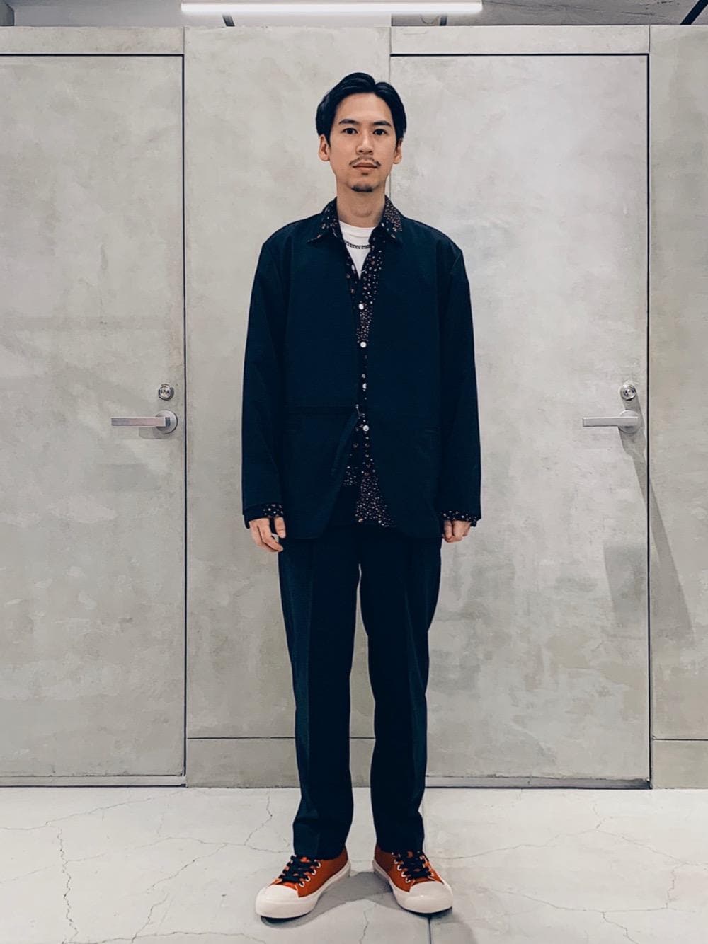 「MONKEY TIMEの＜monkey time＞ PE/TRO LAPEL LESS JACKET/ラペルレスジャケット（テーラードジャケット、ブラック系）」を使った、大谷和宏さん（メンズ・175cm）の春コーディネートの1枚目の写真