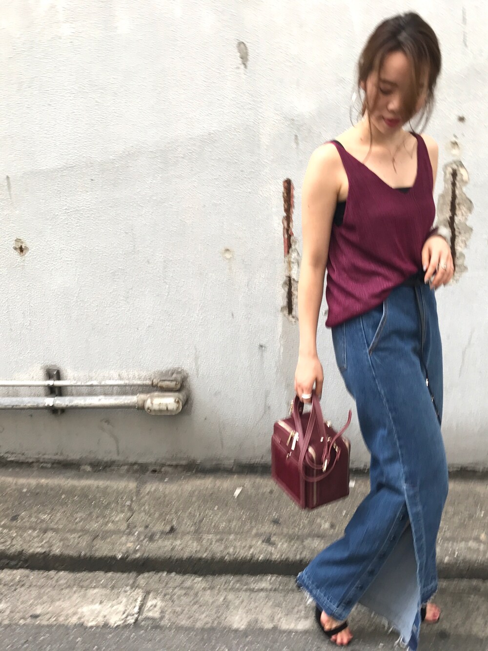 「スリットパンツ、ワイドデニム、ハイウエストデニム、ラメ、キャミソール、ワインレッド、秋コーデ、秋色、休日コーデ、オトナ女子」｜「CAPRICIEUX LE'MAGEのラメランダムリブキャミソール（ニット/セーター、パープル系）」を使った、yukaさん（レディース・156cm）の夏コーディネートの1枚目の写真