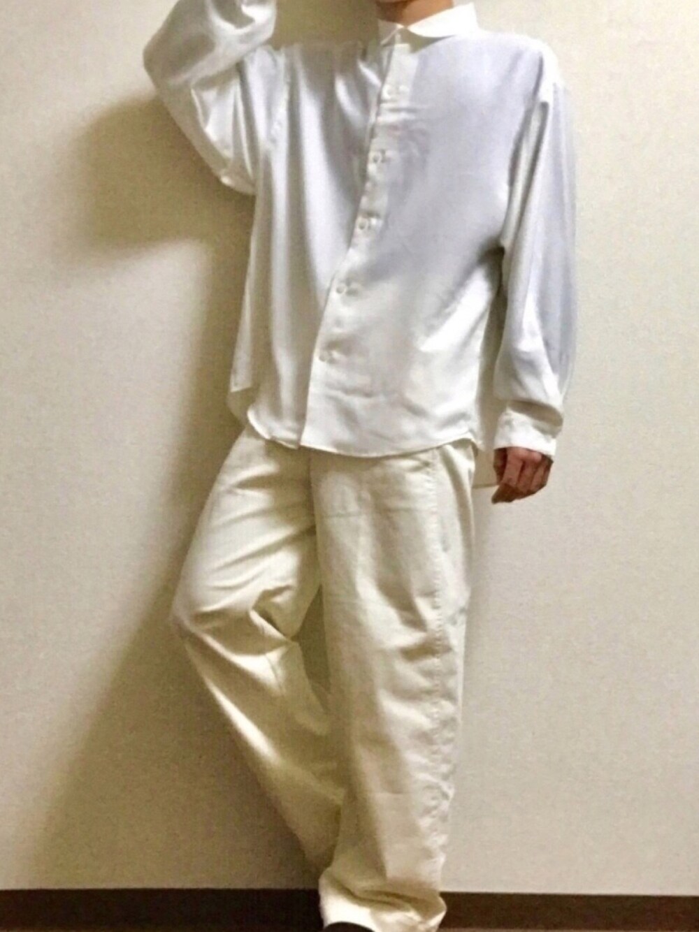 「オールホワイト、春、春コーデ、レディース男子、白、ワイドパンツ、シャツスタイル、Lui's、個性派、きれいめカジュアル」｜「Lui'sのNEW パウダーサテン袖ボリュームシャツ（シャツ/ブラウス、ホワイト系）」を使った、もきおさん（メンズ・170cm）の春コーディネートの1枚目の写真