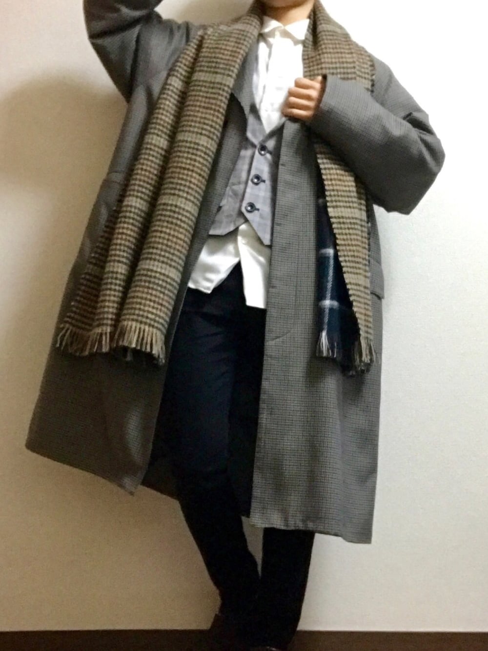 「春、春コーデ、チェスターコート、ブラウン、グレー、ベスト、ベスト×シャツ、ストール、古着、古着MIX」｜「SENSE OF PLACE by URBAN RESEARCHのガンクラブチェックダブルフェイスマフラー（マフラー、ベージュ系）」を使った、もきおさん（メンズ・170cm）の春コーディネートの1枚目の写真