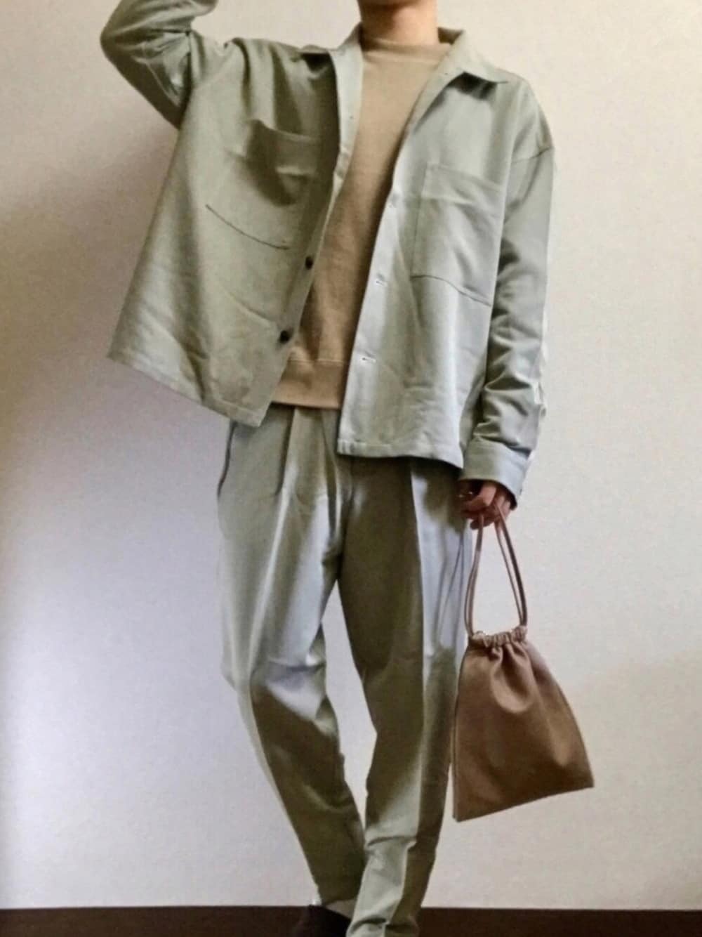 「春コーデ、春色、セットアップ、ペールトーン、CPOシャツ、CPOジャケット、オーバーサイズ、巾着バッグ、アンクルパンツ、ミントグリーン」｜「EMMA CLOTHESのTRストレッチ ビッグステッチ L/Sオーバーボックス CPOシャツジャケット（シャツ/ブラウス、グリーン系）」を使った、もきおさん（メンズ・170cm）の春コーディネートの1枚目の写真
