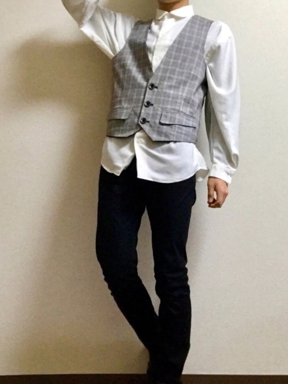 「春、春コーデ、ベスト、ベスト×シャツ、シンプル、シンプルコーデ、古着、古着MIX、黒スキニー、いいね、save、フォローお願いします🤑」｜「usedのアイテム（ベスト、グレー系）」を使った、もきおさん（メンズ・170cm）の春コーディネートの1枚目の写真