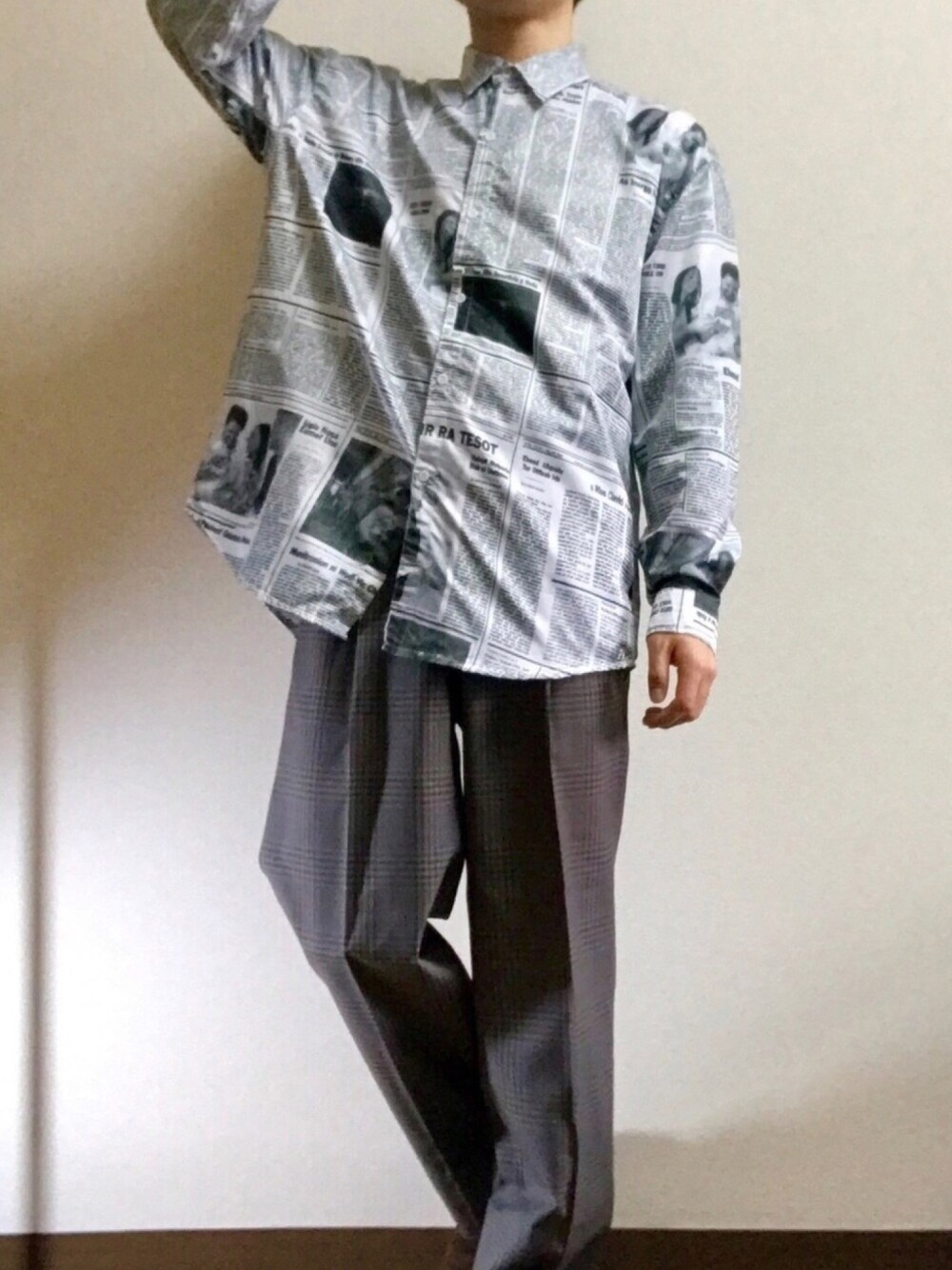 「古着、古着MIX、古着コーデ、柄シャツ、柄パンツ、チェックパンツ、柄×柄、シャツスタイル、シンプル、シンプルコーデ」｜「NAGRIのアイテム（シャツ/ブラウス、ホワイト系）」を使った、もきおさん（メンズ・170cm）の春コーディネートの1枚目の写真