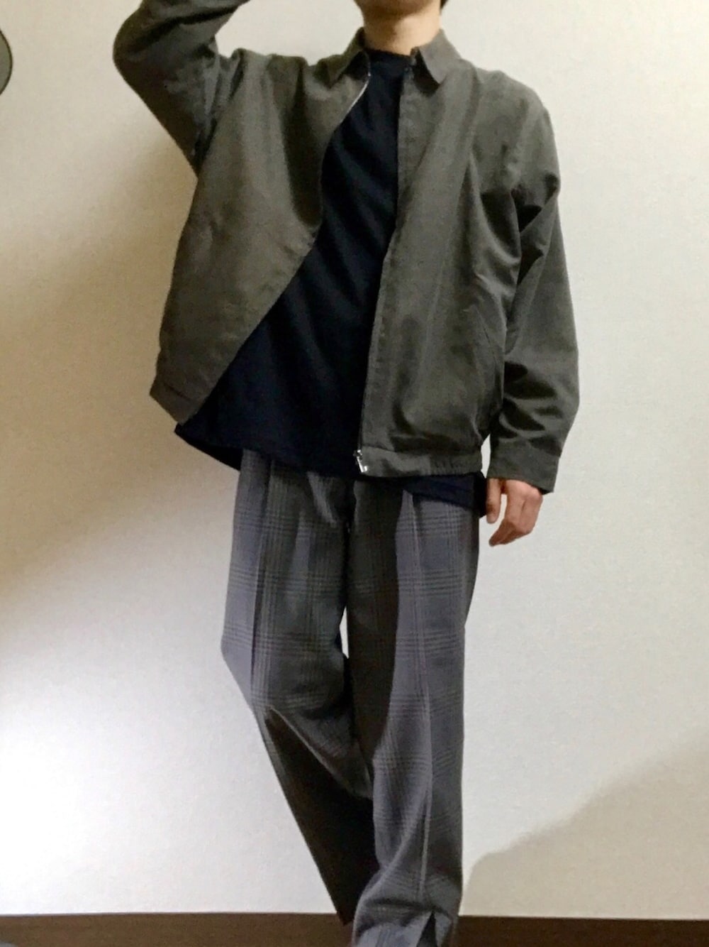 「春、春コーデ、休日スタイル、カジュアルコーデ、古着、古着MIX、古着コーデ、ブルゾン、UNIQLO、チェックパンツ」｜「Fafattのアイテム（ブルゾン、グレー系）」を使った、もきおさん（メンズ・170cm）の春コーディネートの1枚目の写真