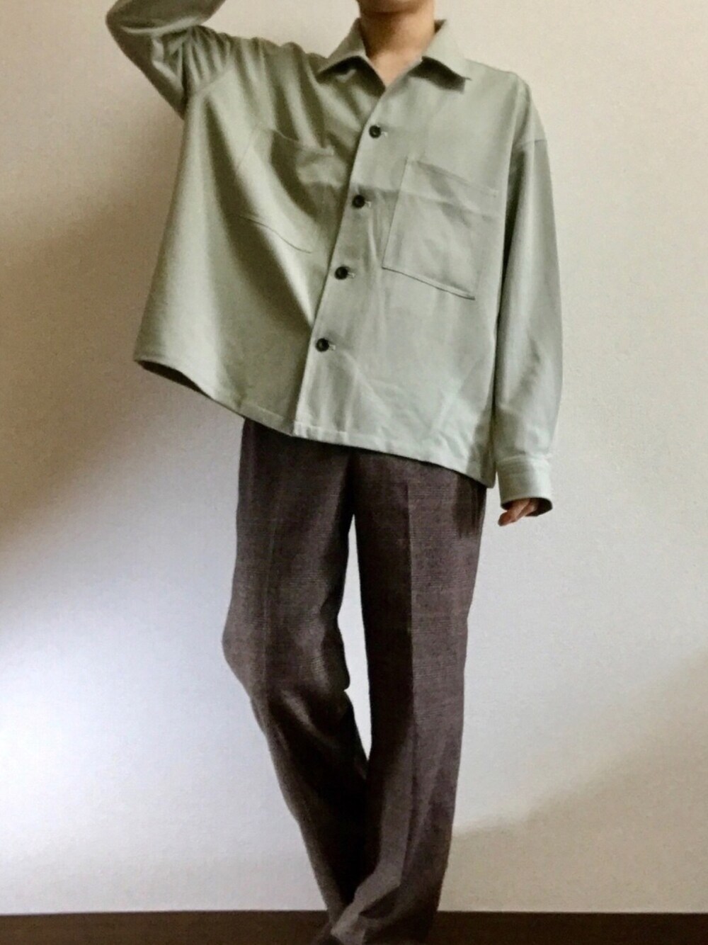 「春、シンプル、シンプルコーデ、シャツスタイル、CPOシャツ、ペールトーン、フレアパンツ、チェックパンツ、古着、古着MIX」｜「EMMA CLOTHESのTRストレッチ ビッグステッチ L/Sオーバーボックス CPOシャツジャケット（シャツ/ブラウス、グリーン系）」を使った、もきおさん（メンズ・170cm）の春コーディネートの1枚目の写真
