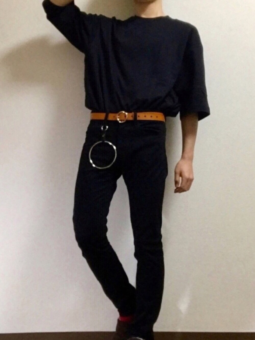 「オールブラック、黒コーデ、黒スキニー、シンプル、シンプルコーデ、オーバーサイズ、春、春コーデ、UNIQLO U、いいね、save、フォローお願いします🤑」｜「Neutralcolorのレザーベルト（ベルト、イエロー系）」を使った、もきおさん（メンズ・170cm）の春コーディネートの1枚目の写真