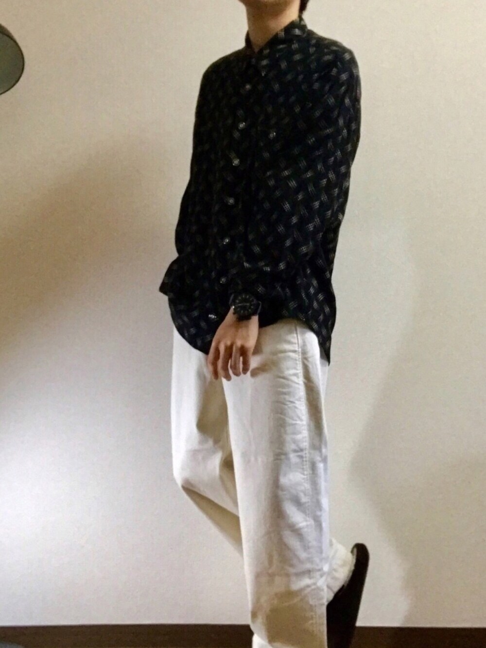 「シンプル、シンプルコーデ、シャツスタイル、柄シャツ、ワイドパンツ、古着、古着MIX、古着コーデ、モノトーン、モノトーンコーデ」｜「usedのアイテム（シャツ/ブラウス、ブラック系）」を使った、もきおさん（メンズ・170cm）の春コーディネートの1枚目の写真