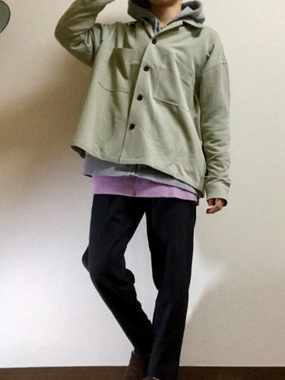 「春、春コーデ、CPOジャケット、CPOシャツ、パーカー、ペールトーン、パーカー×シャツ、大学生、オーバーサイズ、いいね、save、フォローお願いします🤑」｜「EMMA CLOTHESのTRストレッチ ビッグステッチ L/Sオーバーボックス CPOシャツジャケット（シャツ/ブラウス、グリーン系）」を使った、もきおさん（メンズ・170cm）の春コーディネートの1枚目の写真