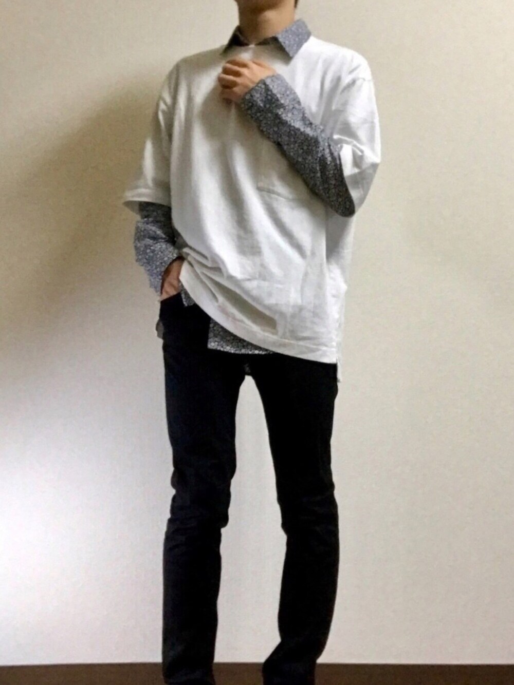 「春、カジュアル、柄シャツ、Tシャツ、モノトーンコーデ、モノトーン、シャツスタイル、ユニクロ、春コーデ、休日スタイル」｜「UNIQLOのオーバーサイズクルーネックT（半袖）（Tシャツ/カットソー、ホワイト系）」を使った、もきおさん（メンズ・170cm）の春コーディネートの1枚目の写真