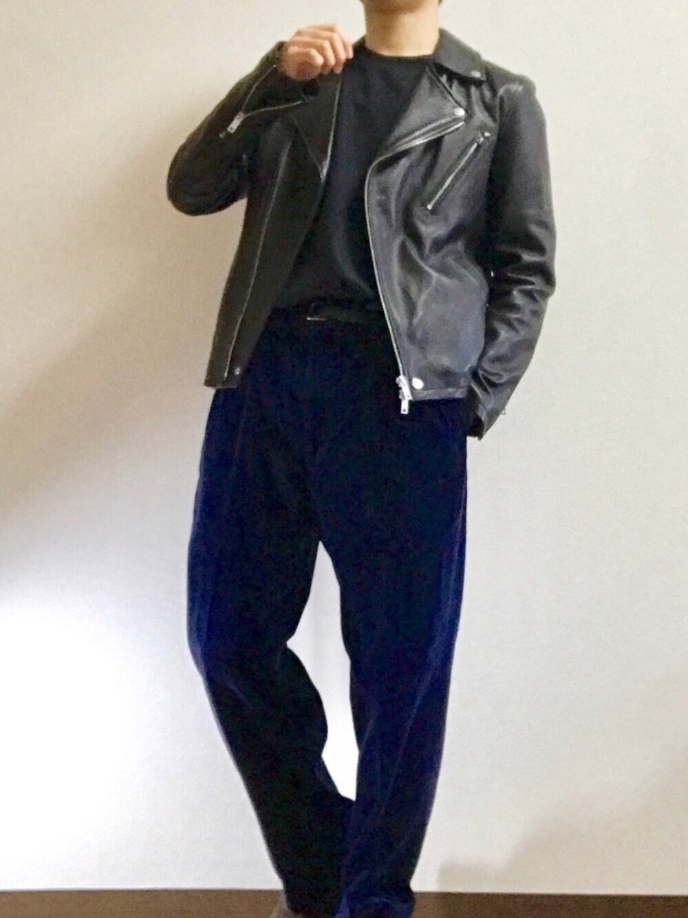「春、レザージャケット、ライダースジャケット、キレイめ、コーデュロイパンツ、古着、古着MIX、きれいめカジュアル、HARE、ユニクロ」｜「HAREのレザーＷライダース(HARE)（ライダースジャケット、ブラック系）」を使った、もきおさん（メンズ・170cm）の春コーディネートの1枚目の写真