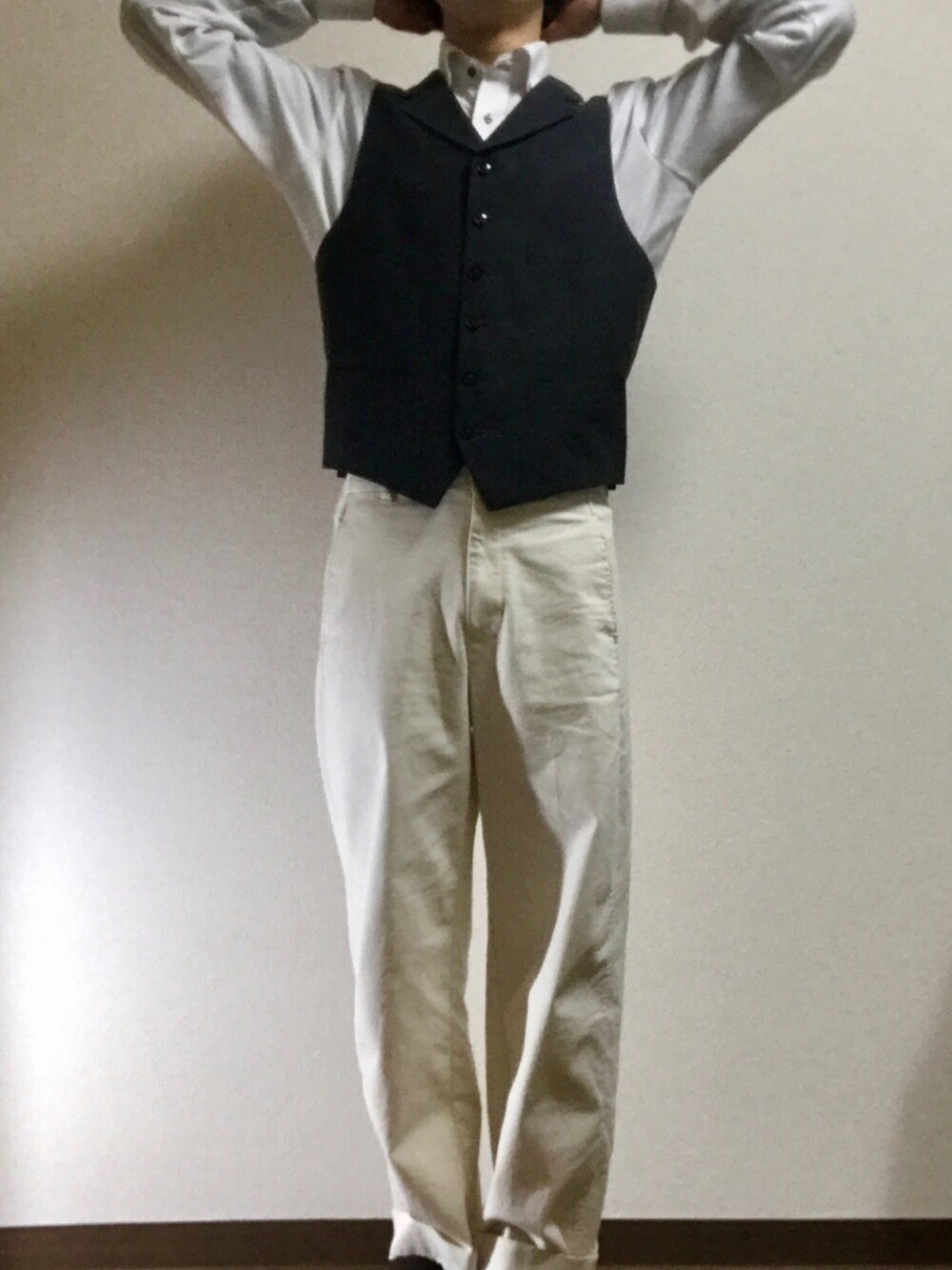 「春、休日スタイル、きれいめカジュアル、キレイめ、ベスト、ベスト×シャツ、ワイドパンツ、白パンツ、古着、部屋撮り」｜「TAKEO KIKUCHIの◆カノニコサージドレスベスト（ベスト、ブラック系）」を使った、もきおさん（メンズ・170cm）の春コーディネートの1枚目の写真